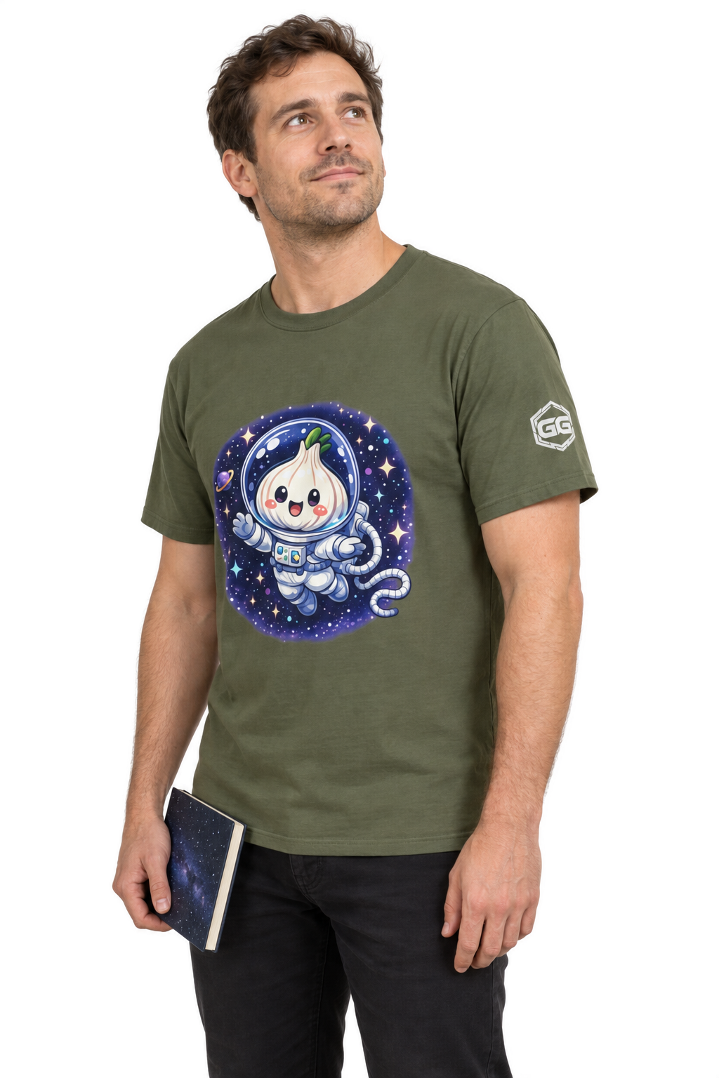 model:5:m | Knoblauch Astronaut T-Shirt – Modellfoto in Militärgrün – Mann