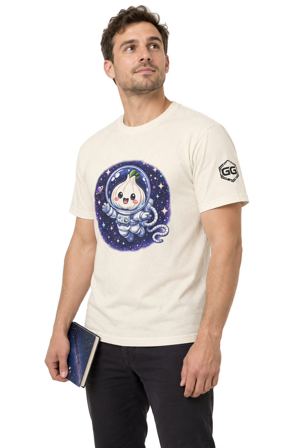 model:4:m | Knoblauch Astronaut T-Shirt – Modellfoto in Naturweiß – Mann