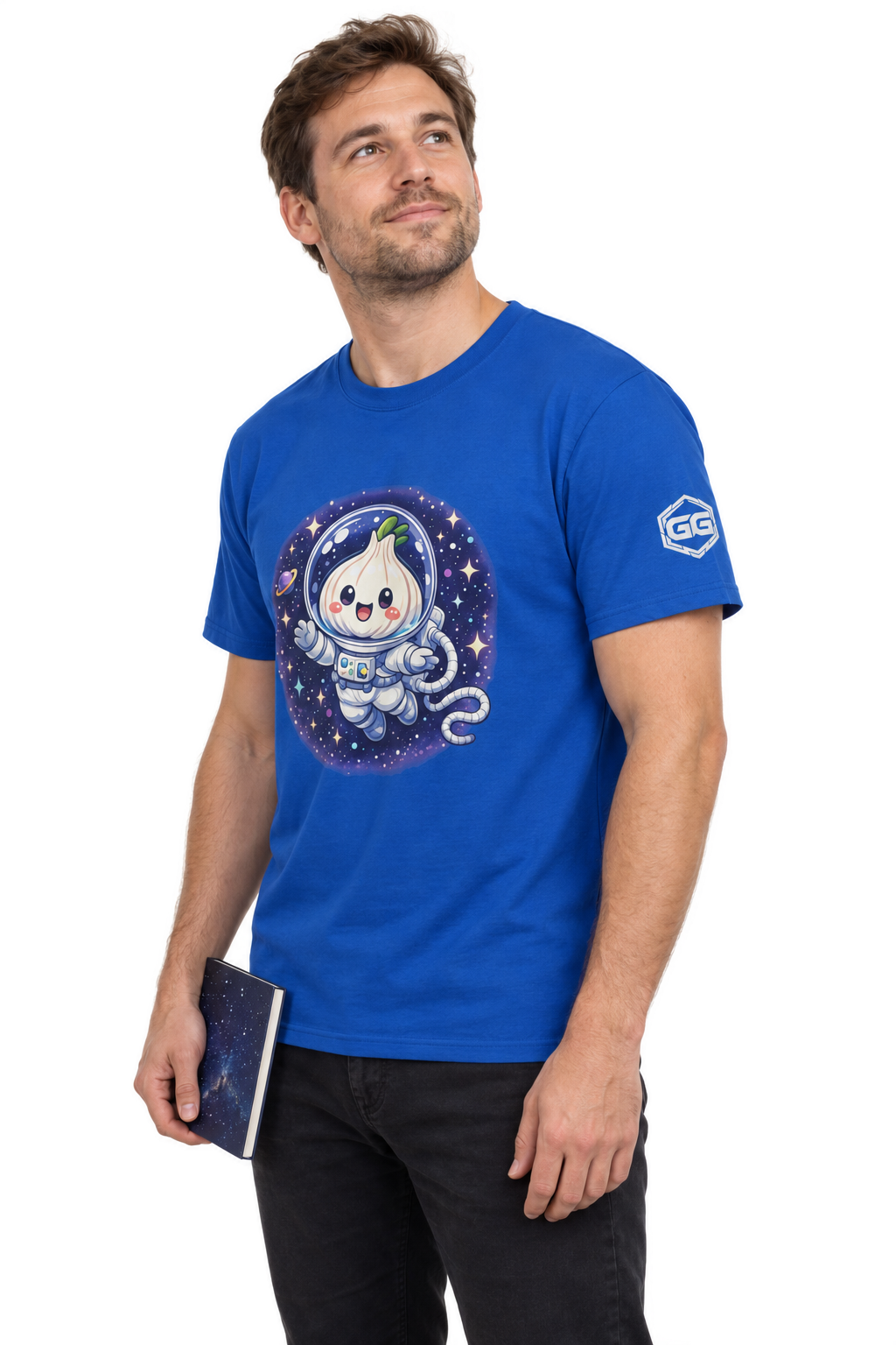 model:8:m | Knoblauch Astronaut T-Shirt – Modellfoto in Königsblau – Mann