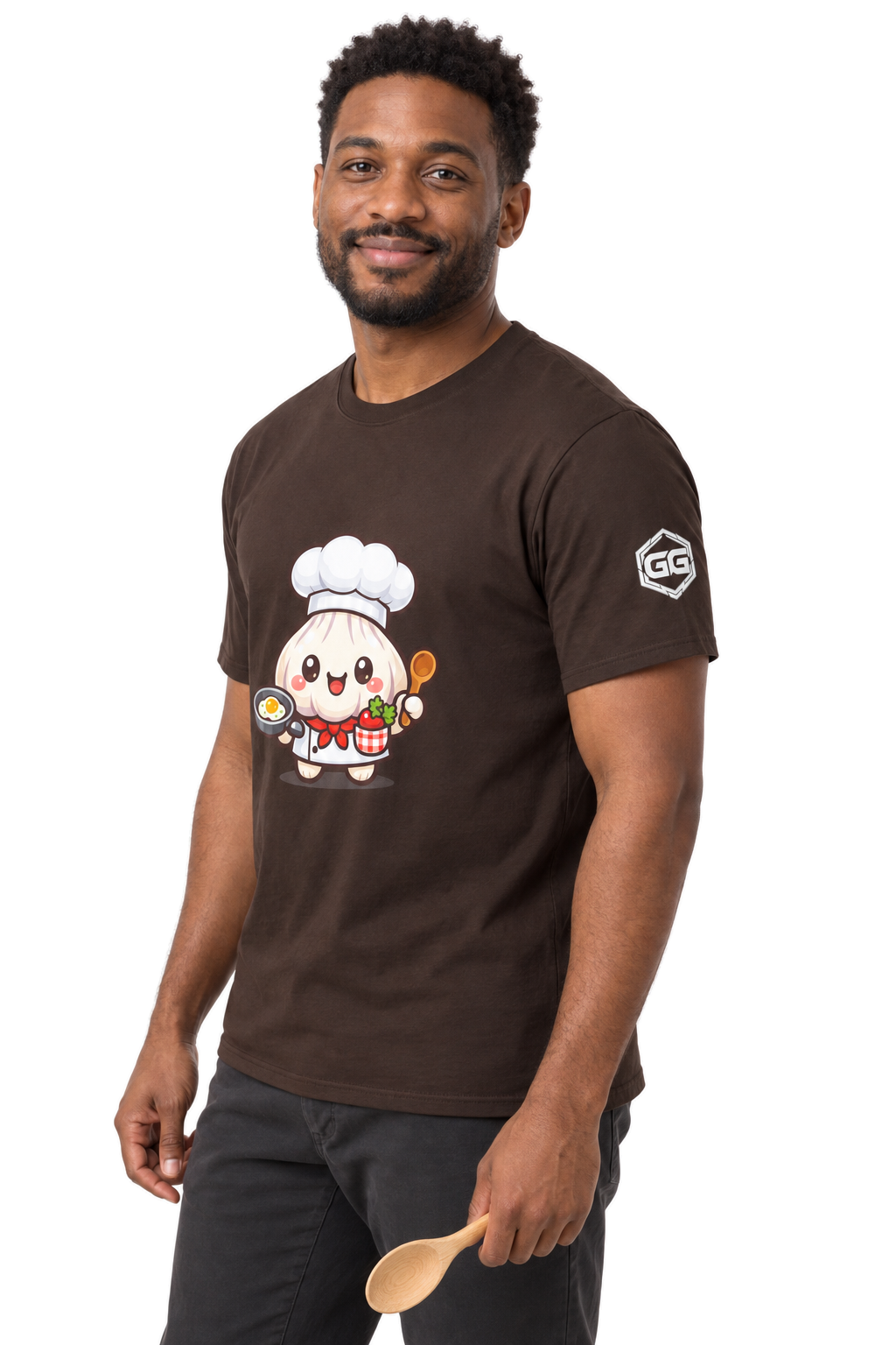 model:3:m | Garlic Chef T-Shirt – Modelfoto in Dunkelbraun – Mann