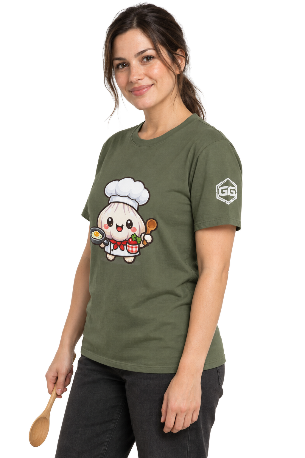 model:5:f | Garlic Chef T-Shirt – Modelfoto in Militärgrün – Frau