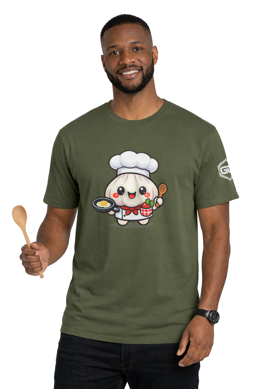 model:5:m | Garlic Chef T-Shirt – Modelfoto in Militärgrün – Mann