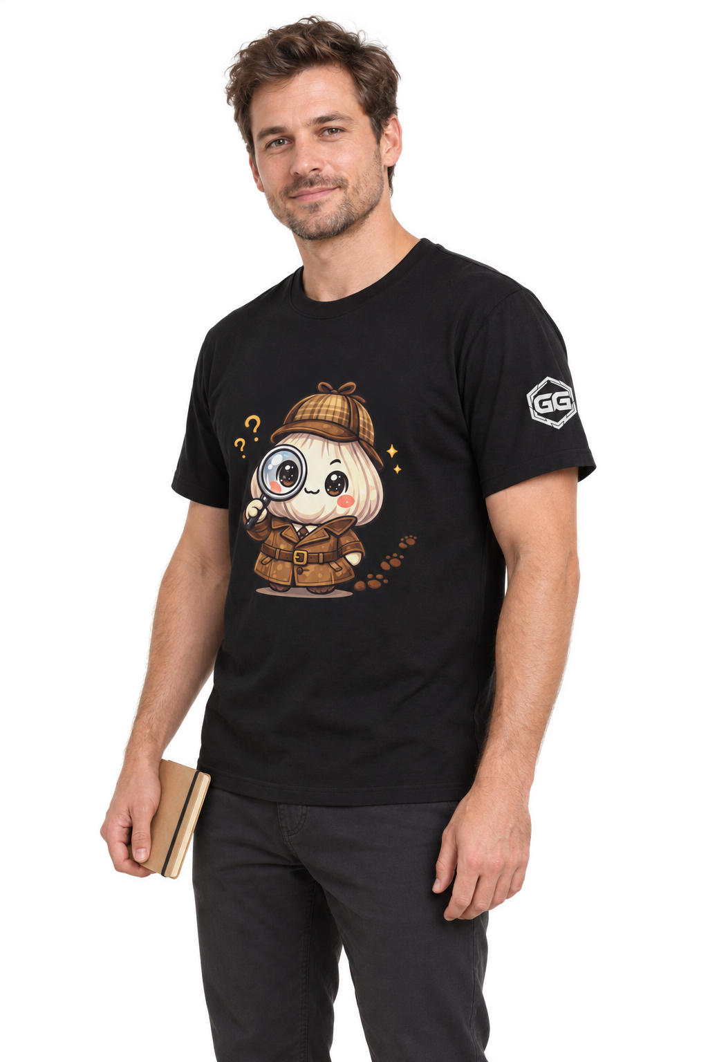 model:1:m | Garlic Detective T-Shirt – Modelfoto in Schwarz – Mann