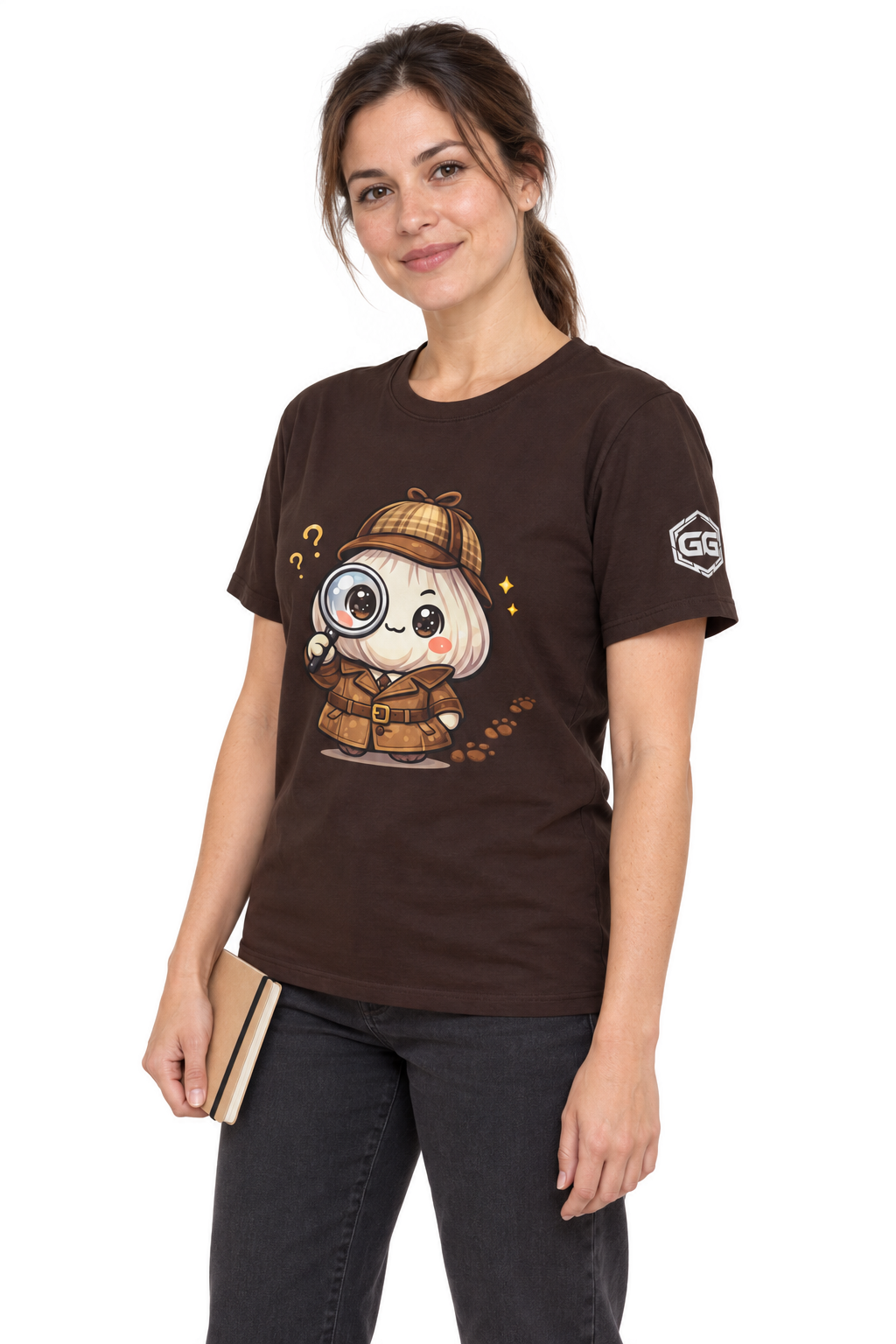 model:3:f | Garlic Detective T-Shirt – Modelfoto in Dunkelbraun – Frau