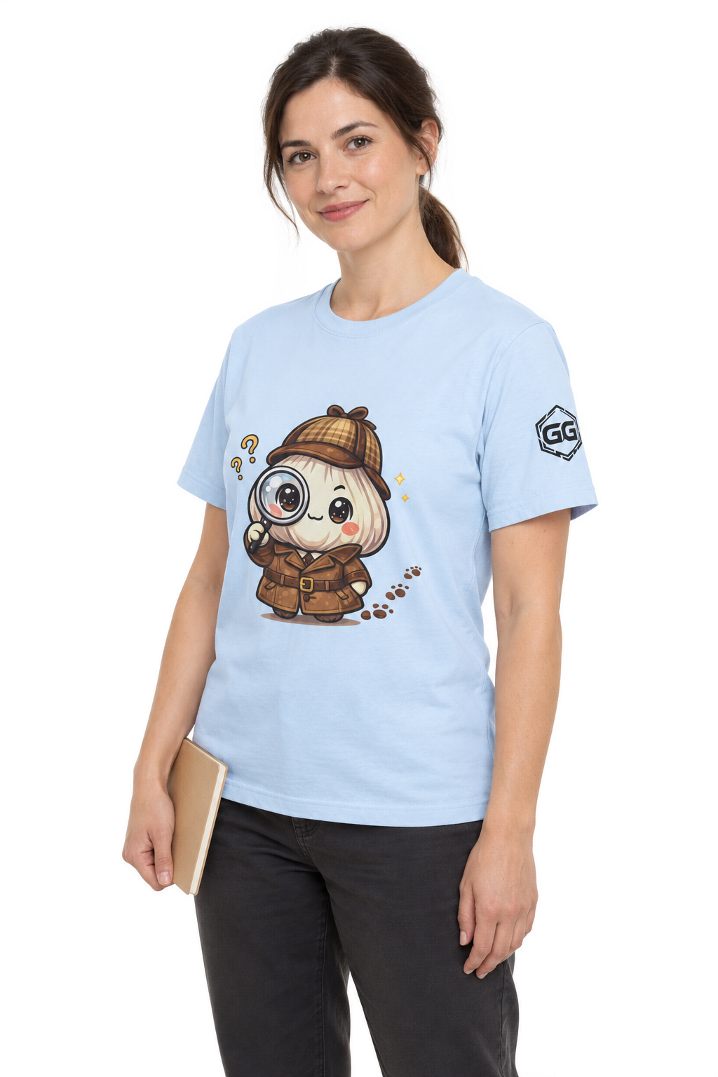 model:7:f | Garlic Detective T-Shirt – Modelfoto in Hellblau – Frau
