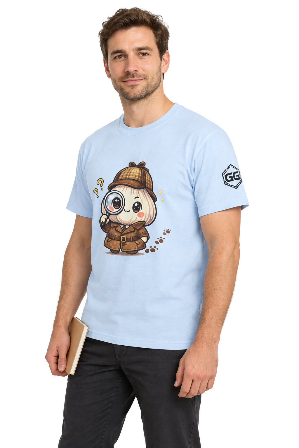 model:7:m | Garlic Detective T-Shirt – Modelfoto in Hellblau – Mann