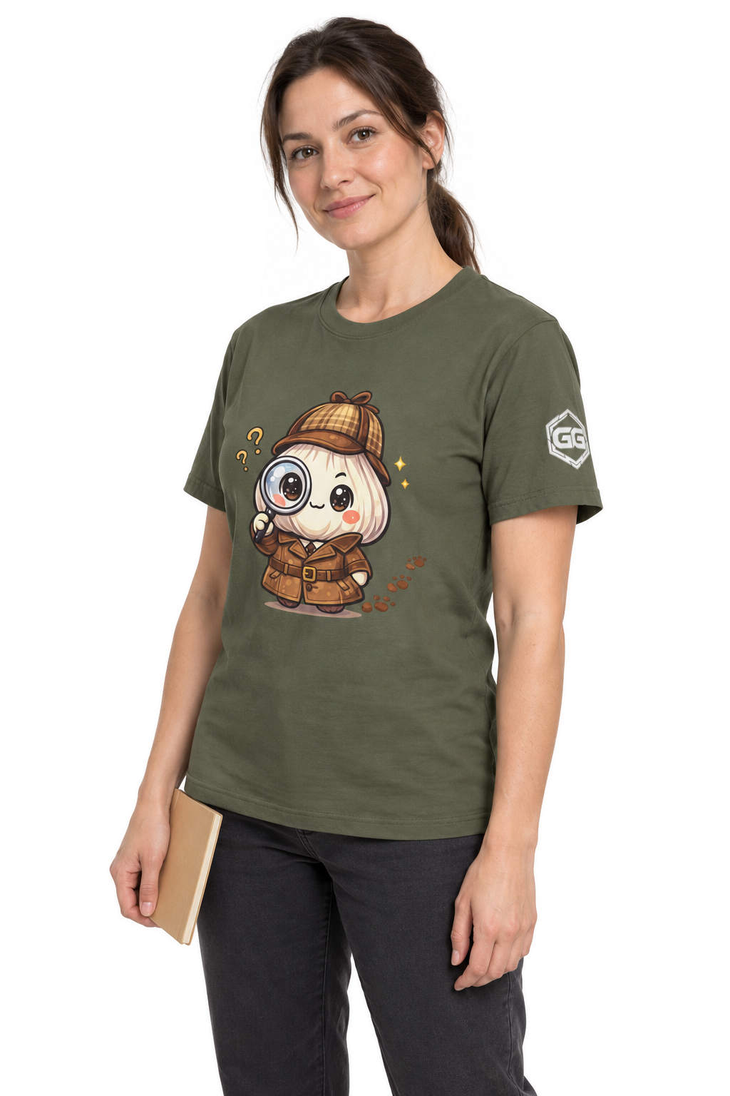 model:5:f | Garlic Detective T-Shirt – Modelfoto in Militärgrün – Frau