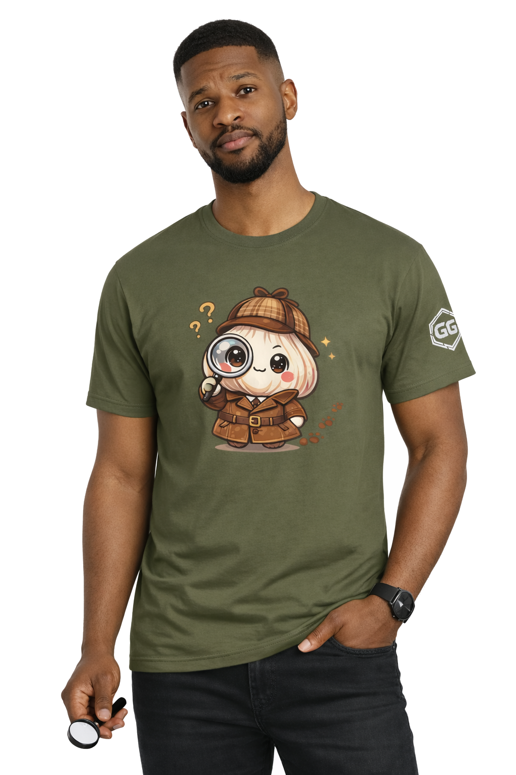 model:5:m | Garlic Detective T-Shirt – Modelfoto in Militärgrün – Mann