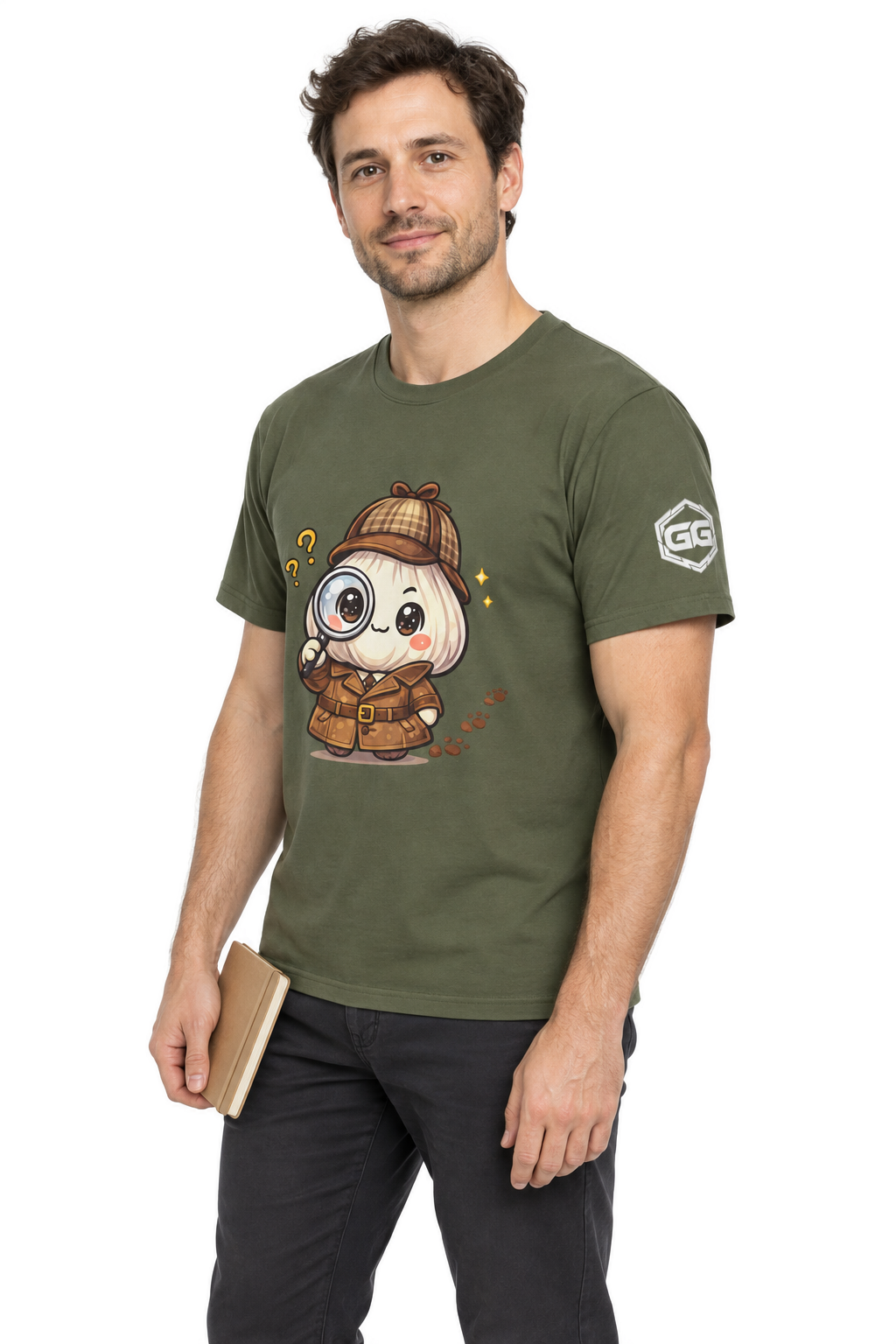 model:5:m | Garlic Detective T-Shirt – Modelfoto in Militärgrün – Mann