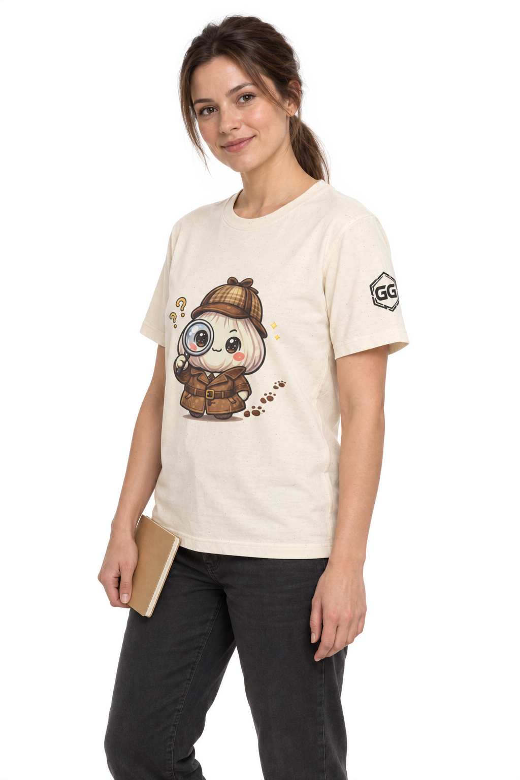 model:4:f | Garlic Detective T-Shirt – Modelfoto in Natur – Frau