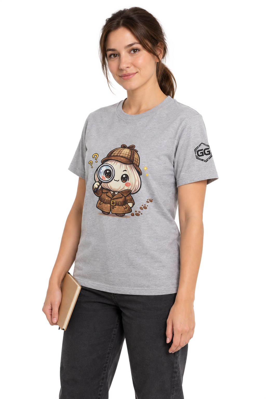 model:2:f | Garlic Detective T-Shirt – Modelfoto in Sportgrau – Frau