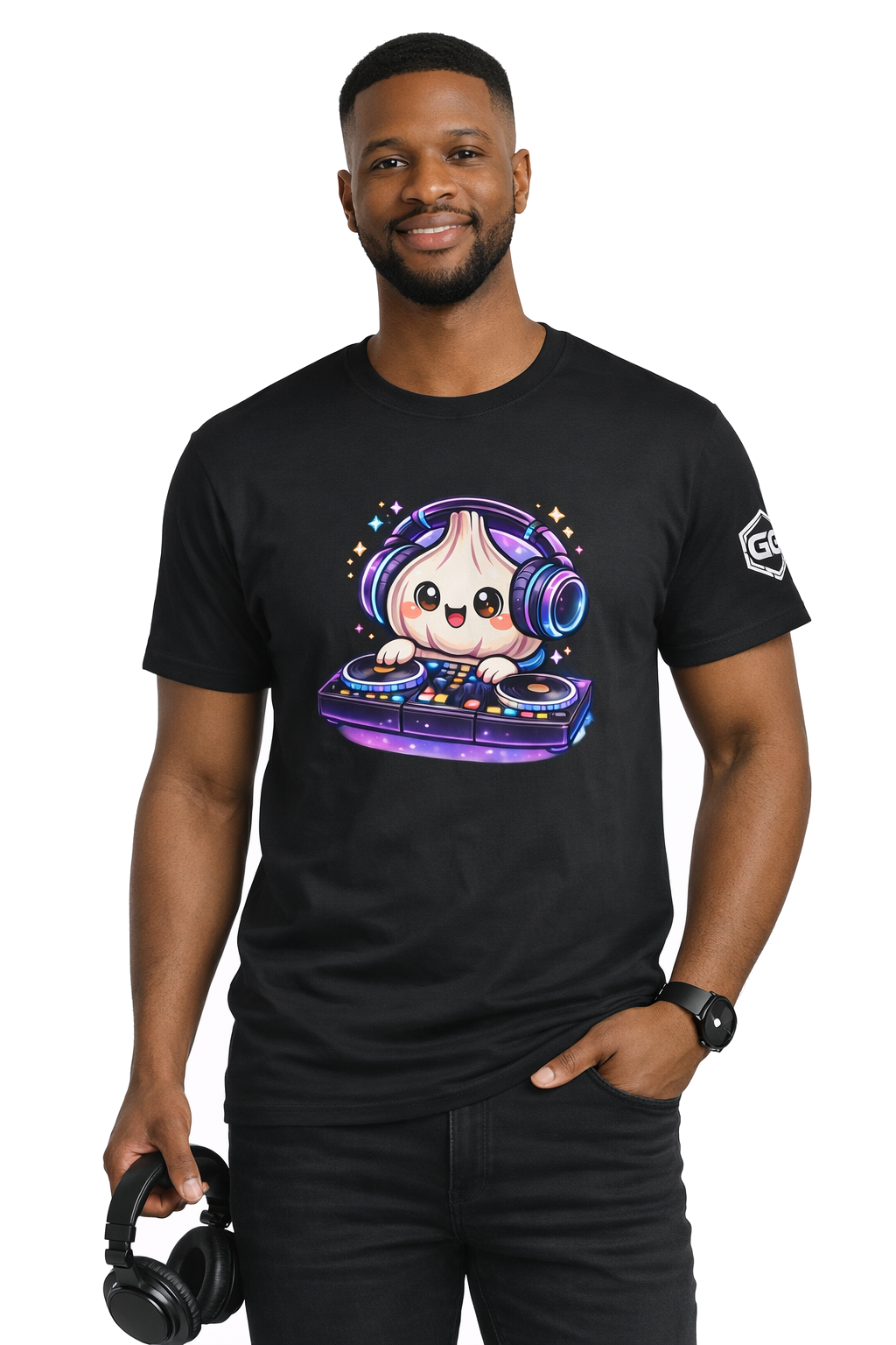 model:1:m | Garlic DJ T-Shirt – Modelfoto in Schwarz – Mann