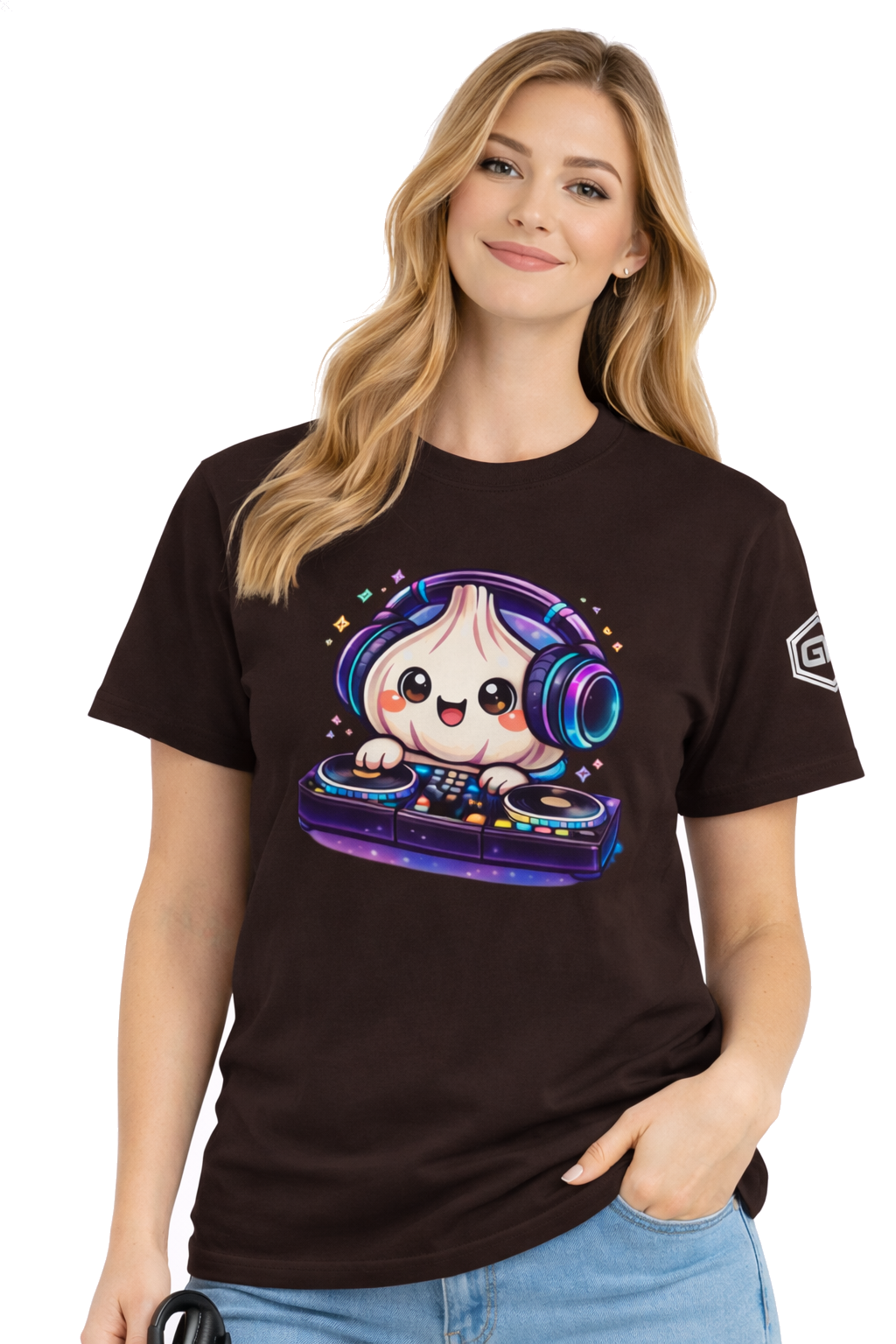 model:3:f | Garlic DJ T-Shirt – Modelfoto in Dunkelbraun – Frau