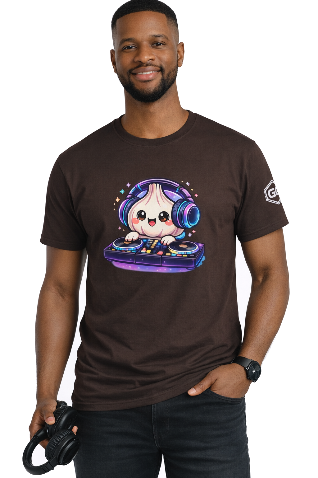 model:3:m | Garlic DJ T-Shirt – Modelfoto in Dunkelbraun – Mann