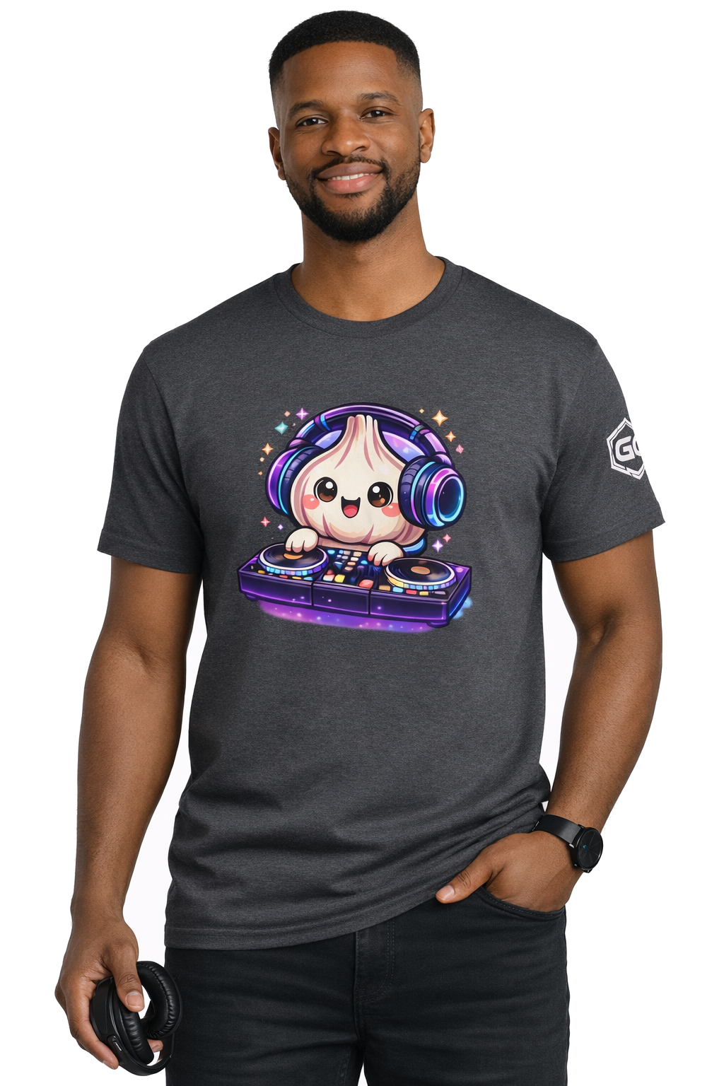 model:6:m | Garlic DJ T-Shirt – Modelfoto in Dunkelmeliert – Mann