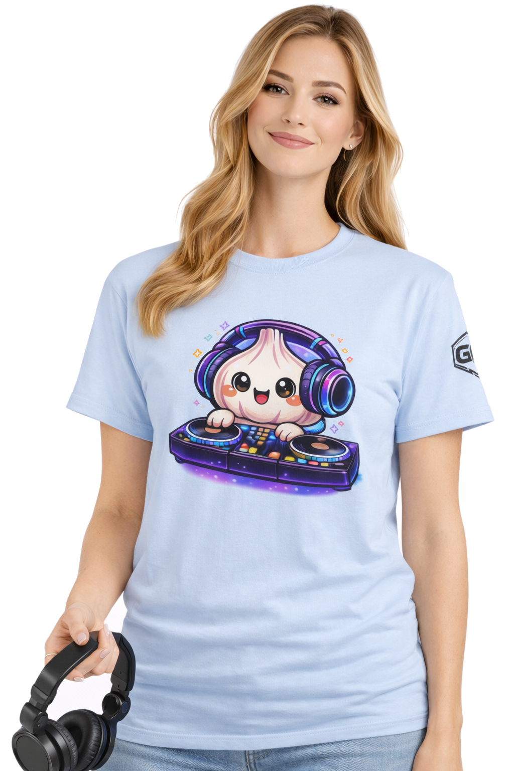 model:7:f | Garlic DJ T-Shirt – Modelfoto in Hellblau – Frau