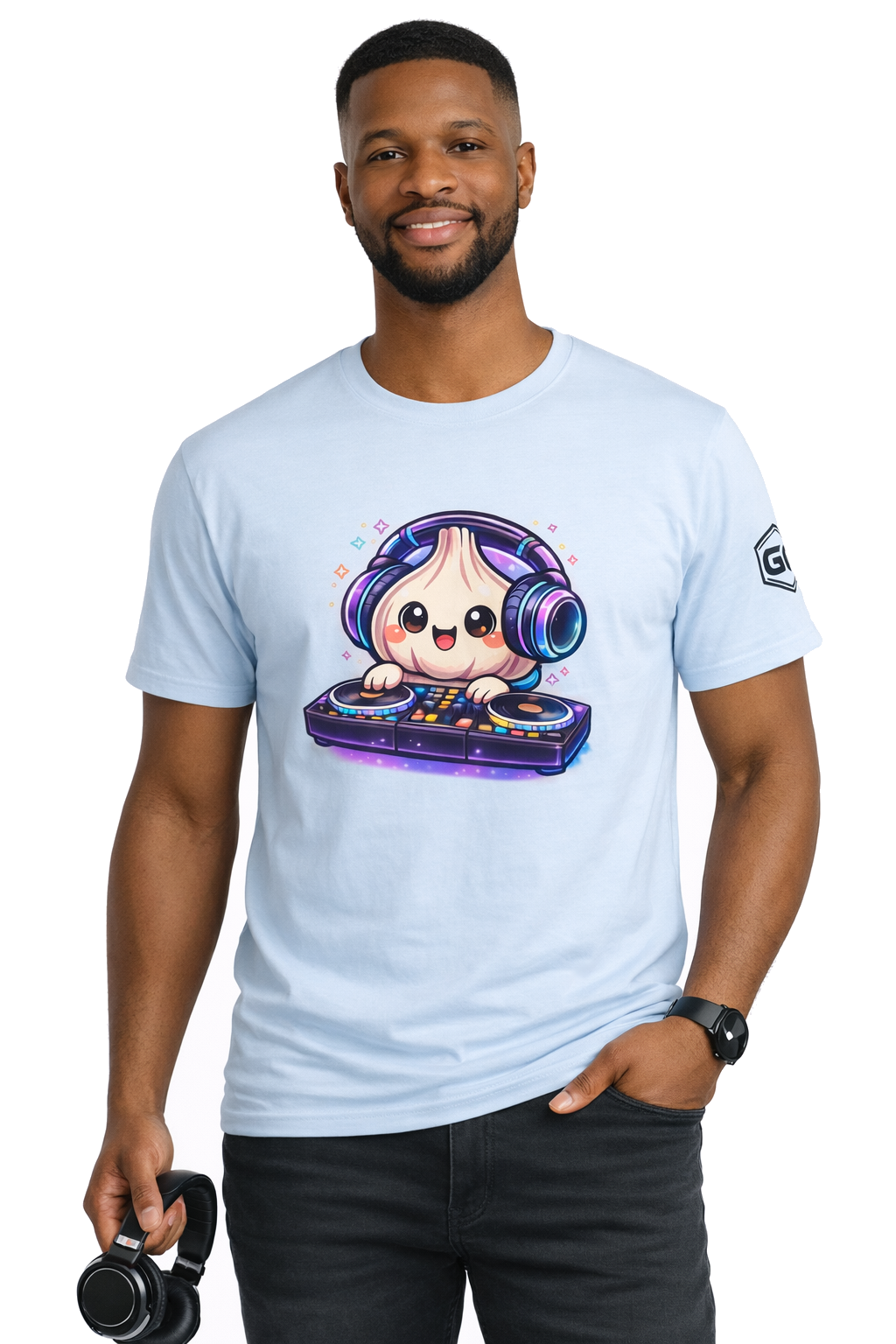 model:7:m | Garlic DJ T-Shirt – Modelfoto in Hellblau – Mann