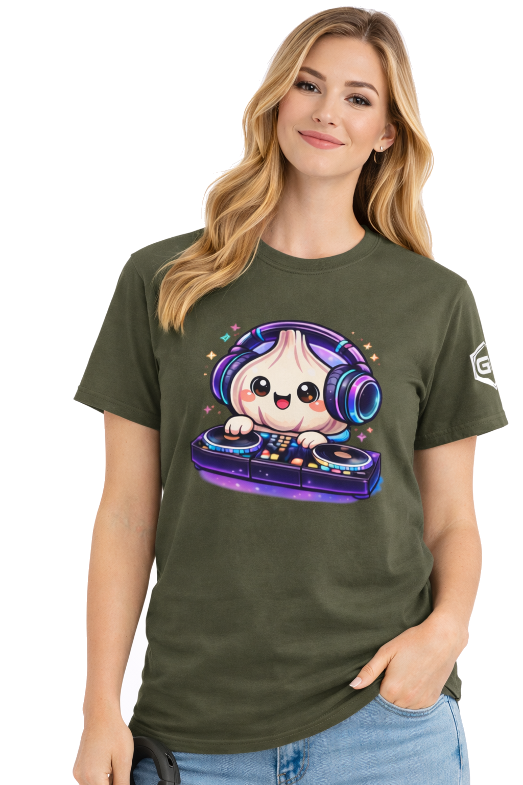 model:5:f | Garlic DJ T-Shirt – Modelfoto in Militärgrün – Frau