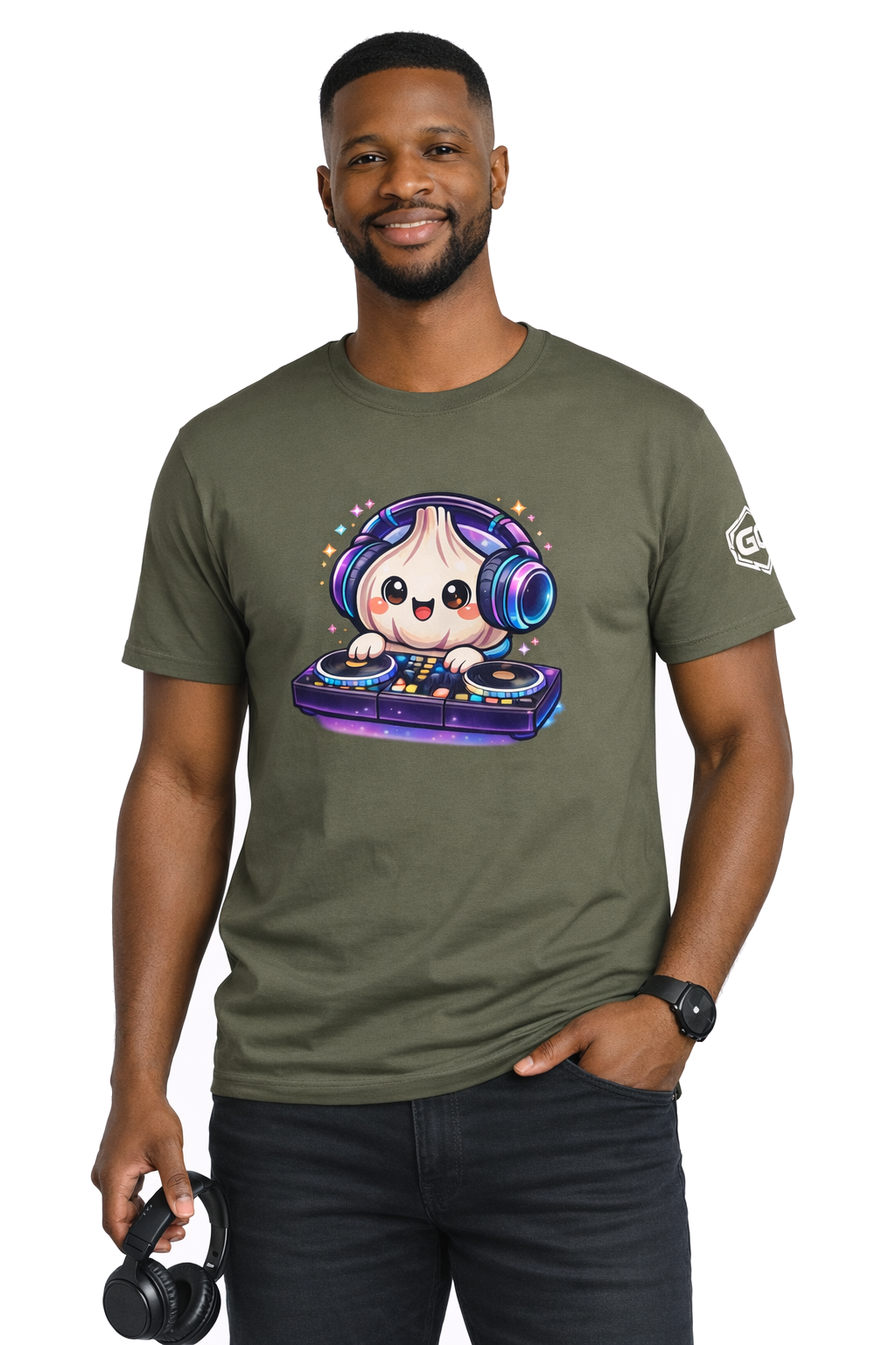 model:5:m | Garlic DJ T-Shirt – Modelfoto in Militärgrün – Mann