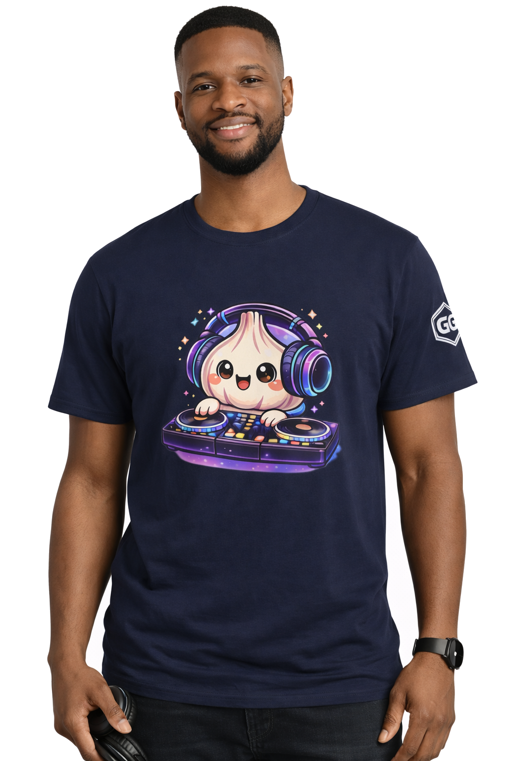 model:9:m | Garlic DJ T-Shirt – Modelfoto in Navy – Mann