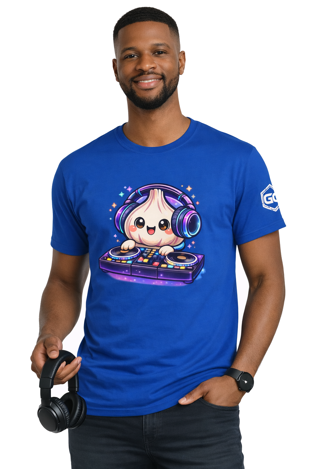 model:8:m | Garlic DJ T-Shirt – Modelfoto in Royalblau – Mann