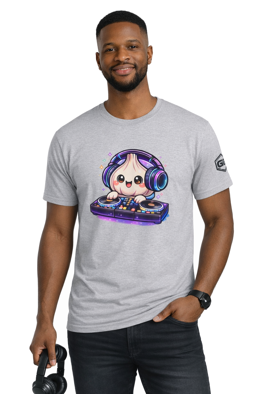 model:2:m | Garlic DJ T-Shirt – Modelfoto in Sportgrau – Mann