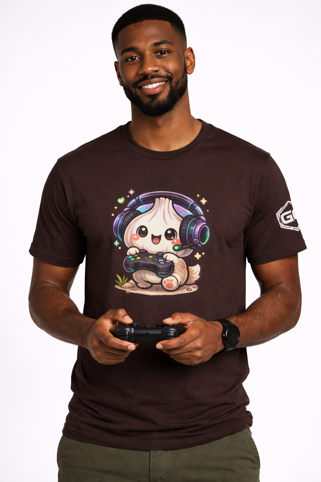model:3:m | Knoblauch Gamer – Lustiges Gaming T-Shirt – Modelfoto in Dunkelbraun – Mann