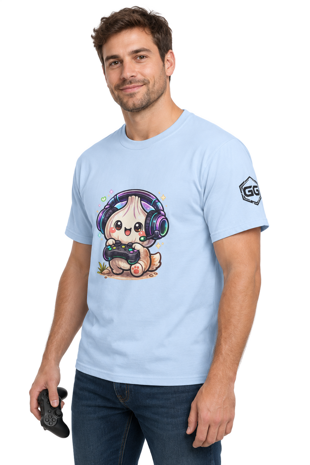 model:7:m | Knoblauch Gamer – Lustiges Gaming T-Shirt – Modelfoto in Hellblau – Mann