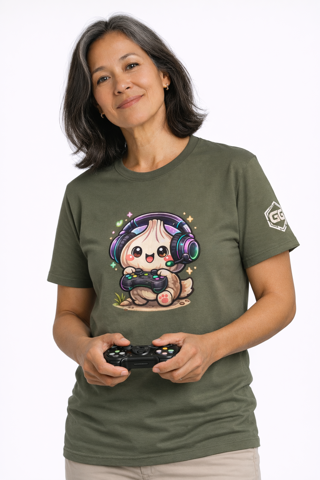model:5:f | Knoblauch Gamer – Lustiges Gaming T-Shirt – Modelfoto in Militärgrün – Frau