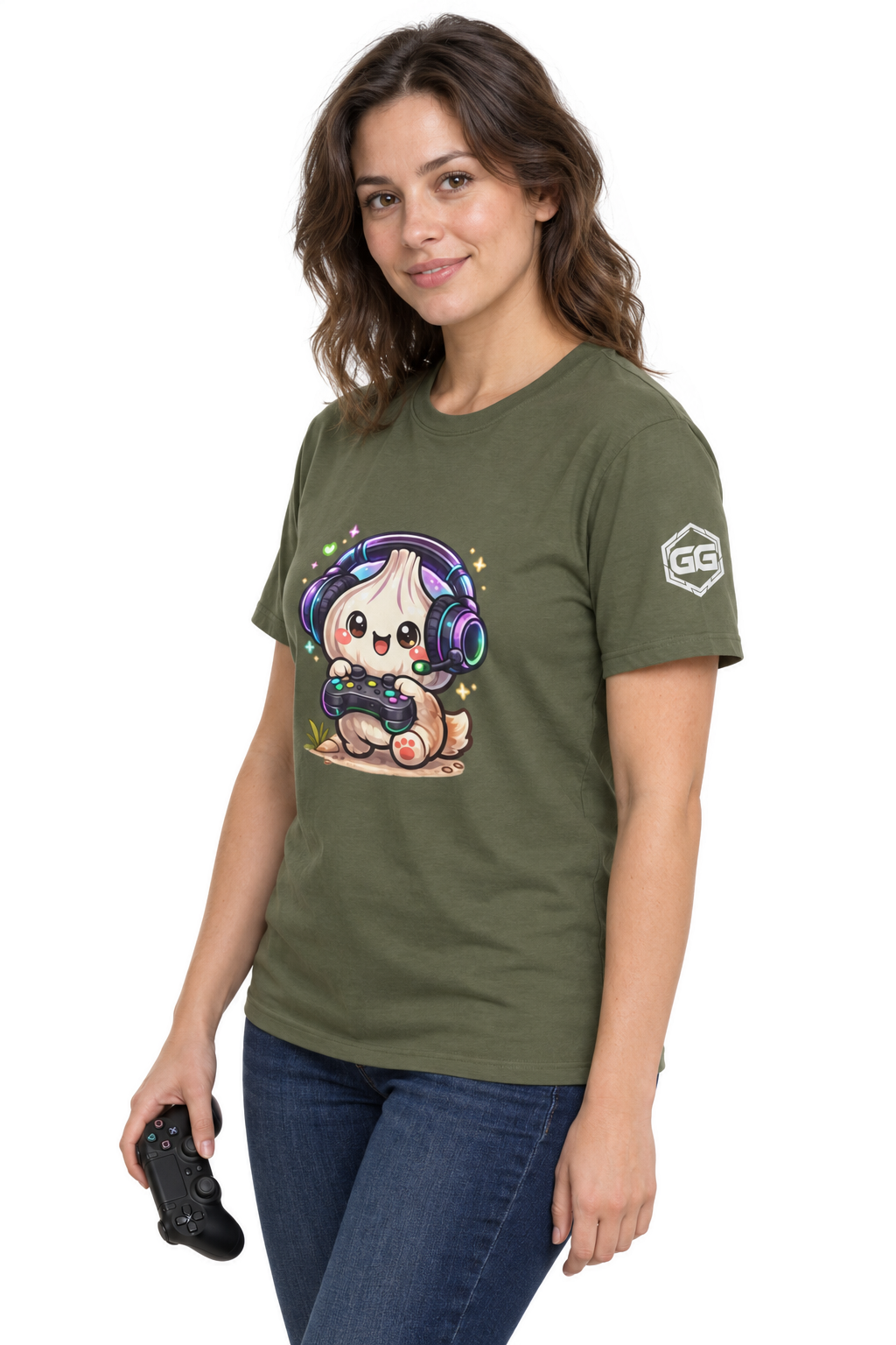 model:5:f | Knoblauch Gamer – Lustiges Gaming T-Shirt – Modelfoto in Militärgrün – Frau