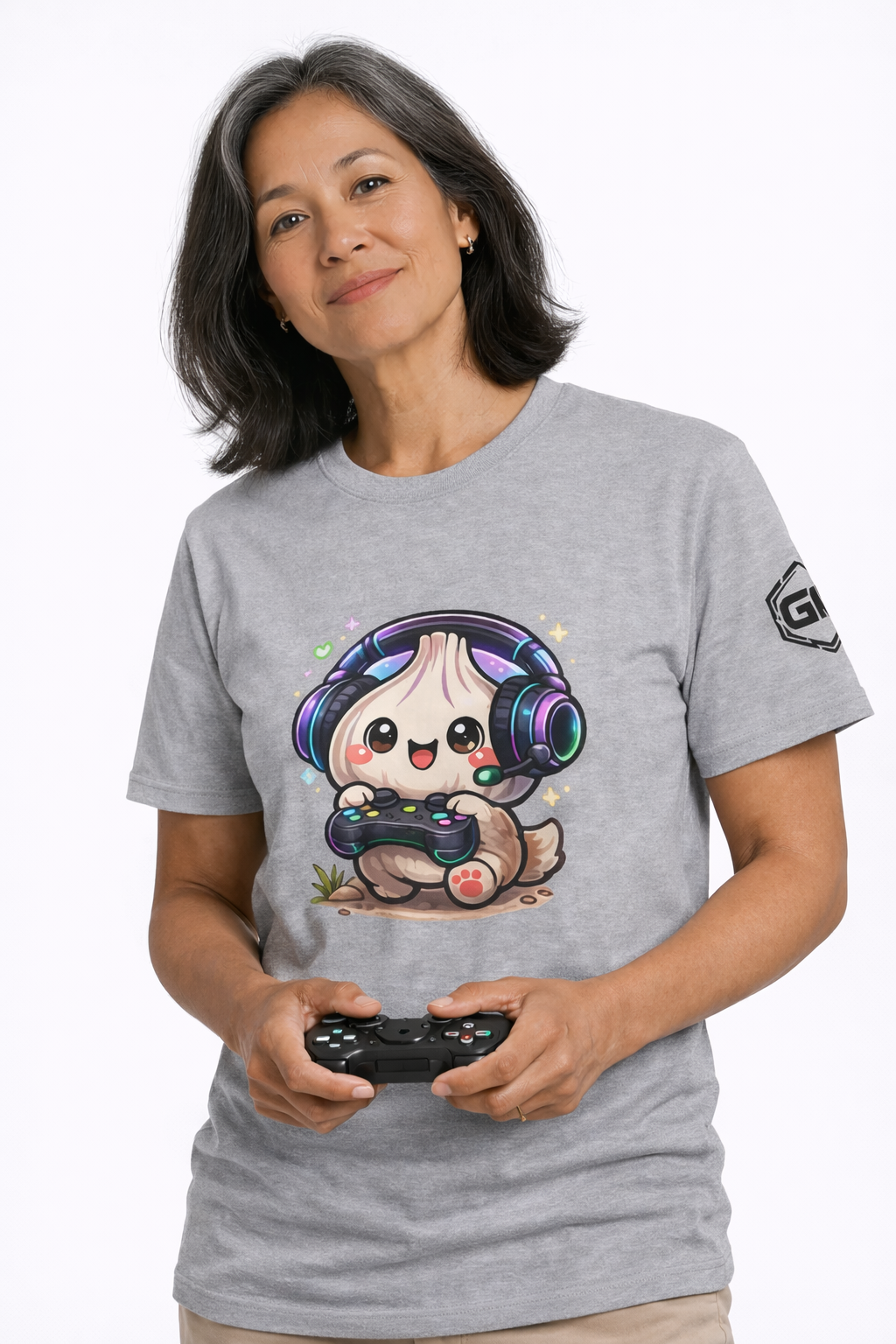 model:2:f | Knoblauch Gamer – Lustiges Gaming T-Shirt – Modelfoto in Sportgrau – Frau