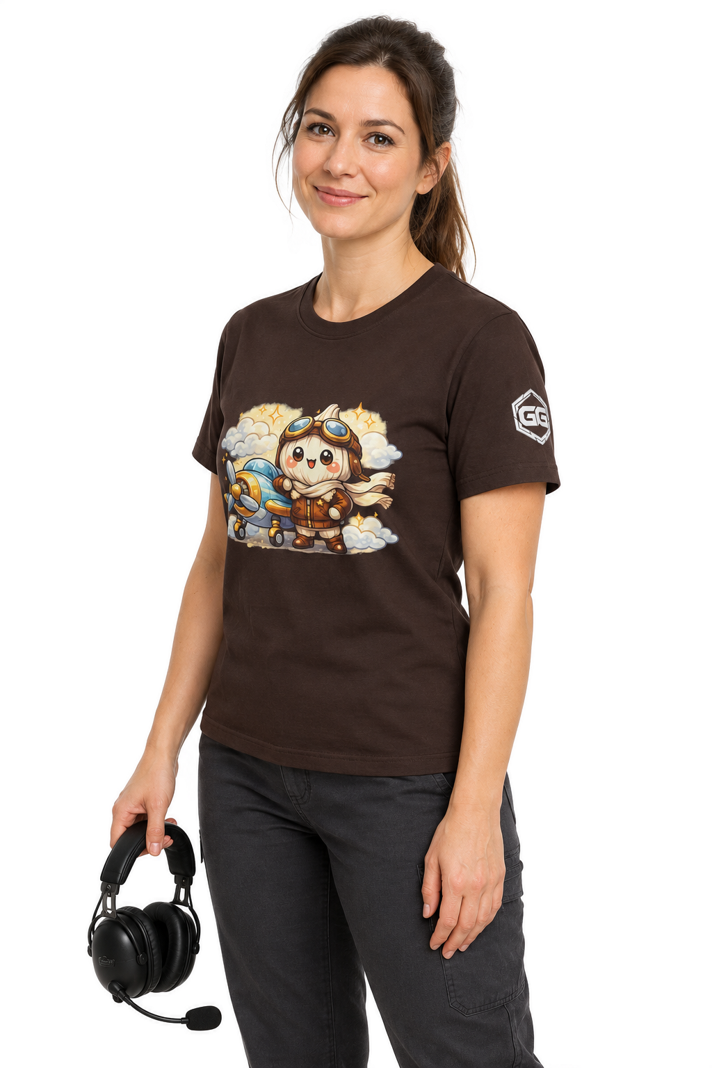 model:3:f | Knoblauch Pilot T-Shirt – Modelfoto in Dunkelbraun – Frau