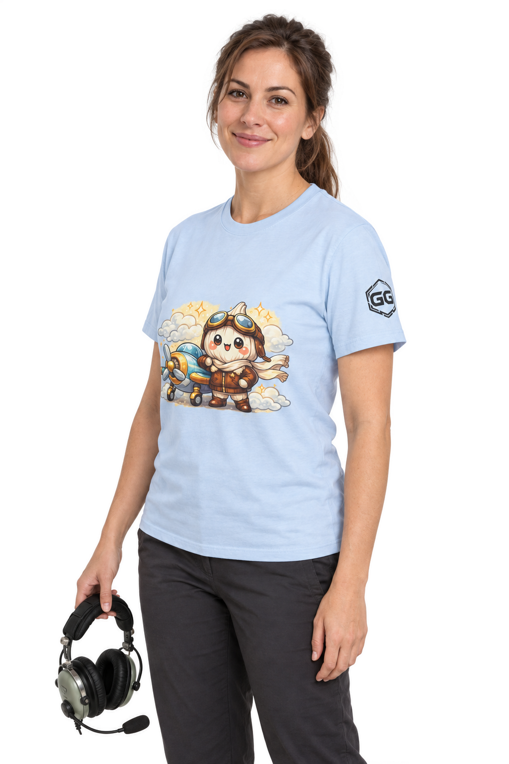 model:7:f | Knoblauch Pilot T-Shirt – Modelfoto in Hellblau – Frau