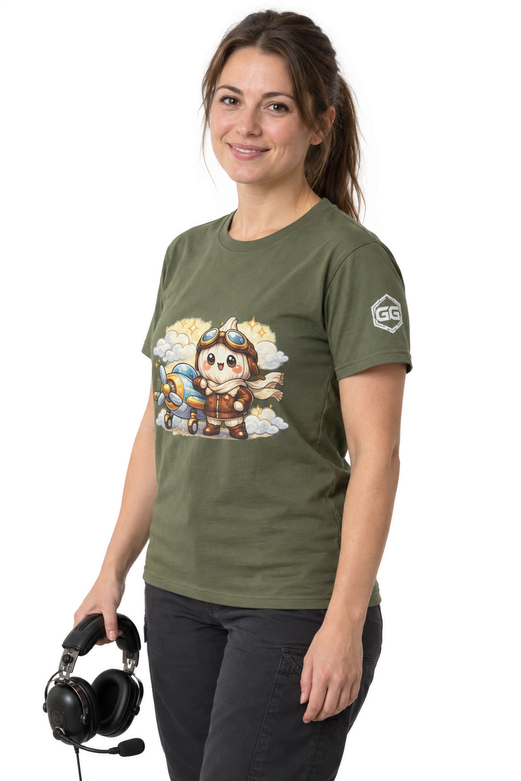 model:5:f | Knoblauch Pilot T-Shirt – Modelfoto in Militärgrün – Frau