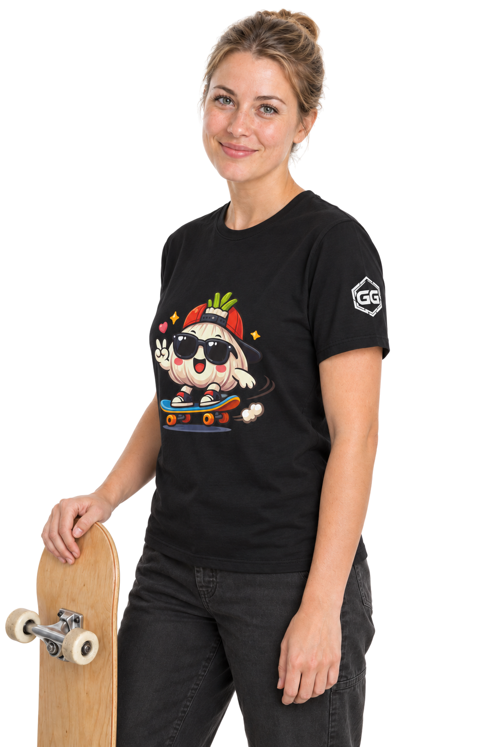 model:1:f | Knoblauch Skater T-Shirt – Modelfoto in Schwarz – Frau