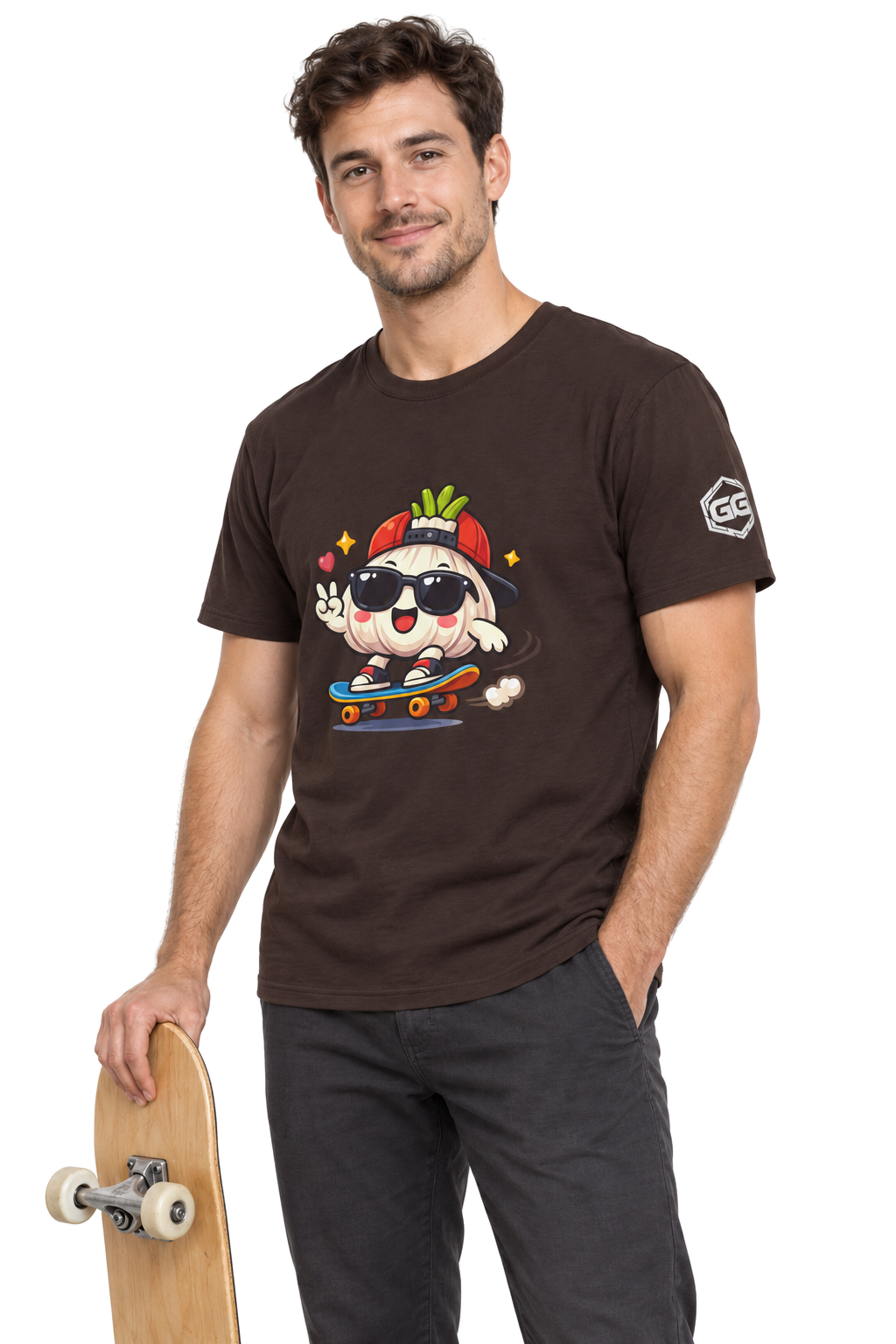 model:3:m | Knoblauch Skater T-Shirt – Modelfoto in Dunkelbraun – Mann