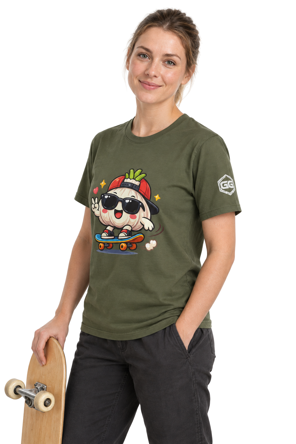 model:5:f | Knoblauch Skater T-Shirt – Modelfoto in Militärgrün – Frau