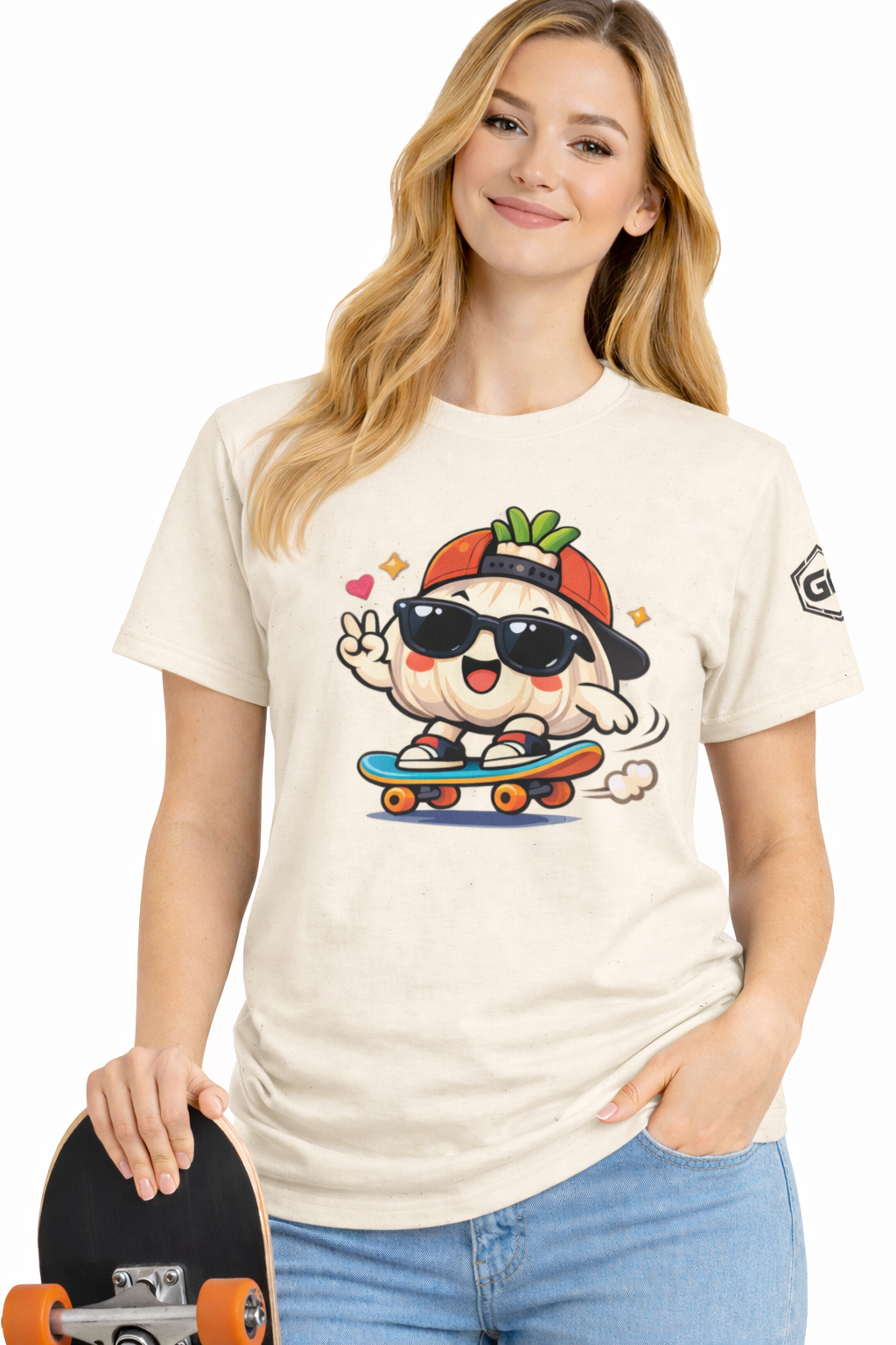 model:4:f | Knoblauch Skater T-Shirt – Modelfoto in Natur – Frau