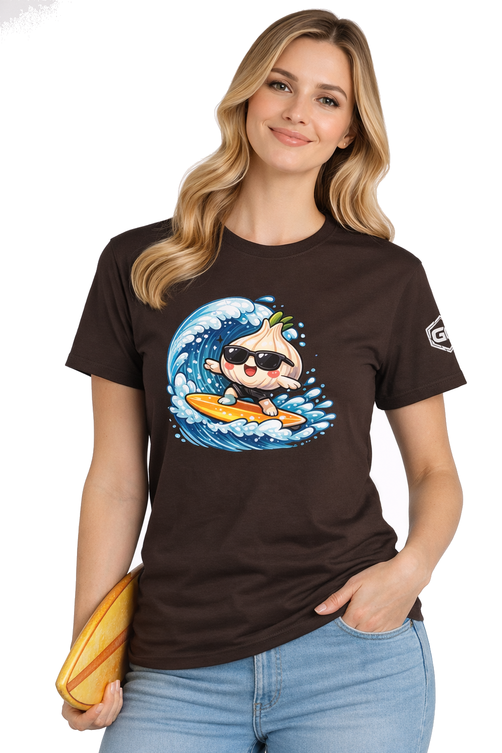 model:3:f | Garlic Surfer T-Shirt – Modelfoto in Dunkelbraun – Frau