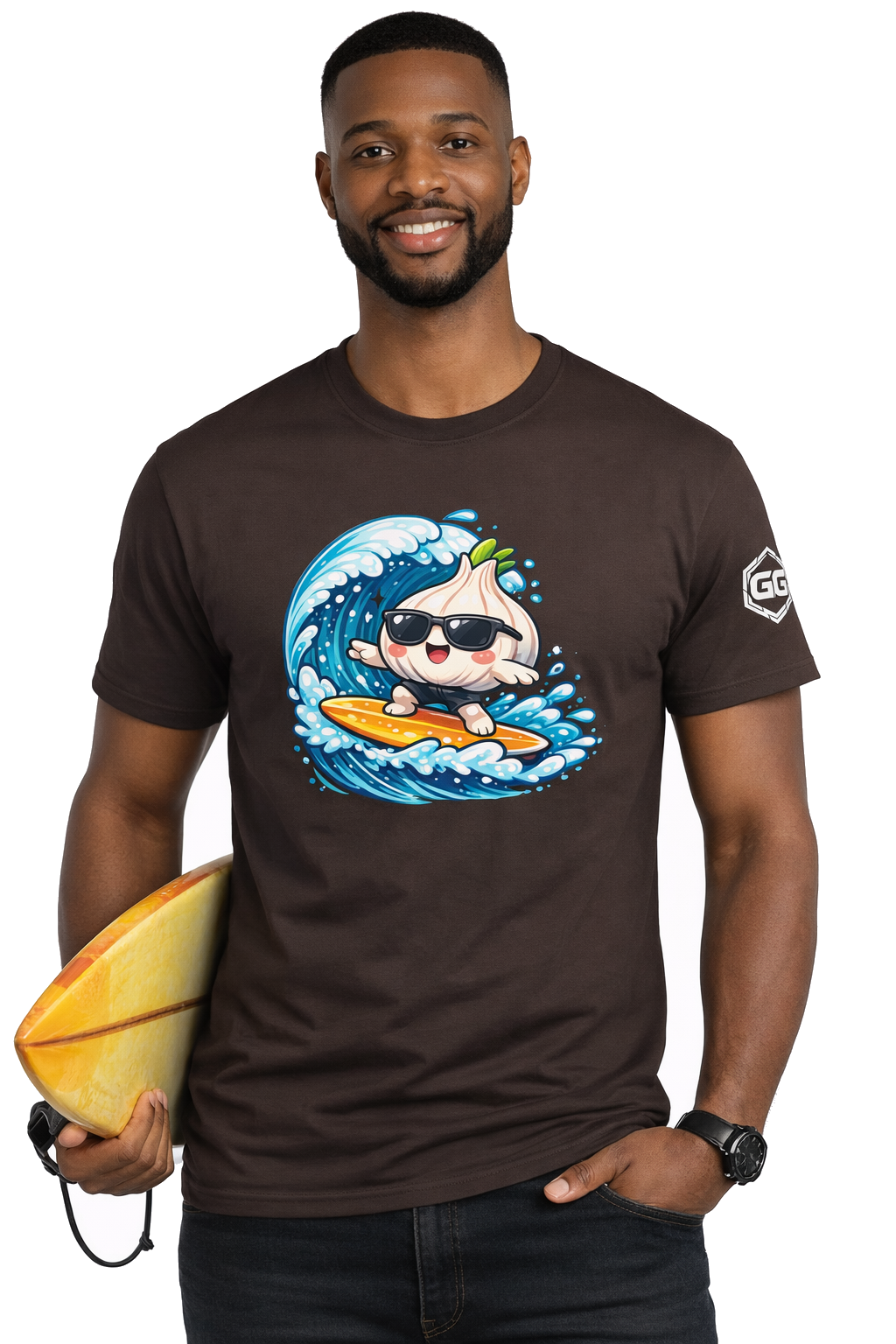 model:3:m | Garlic Surfer T-Shirt – Modelfoto in Dunkelbraun – Mann