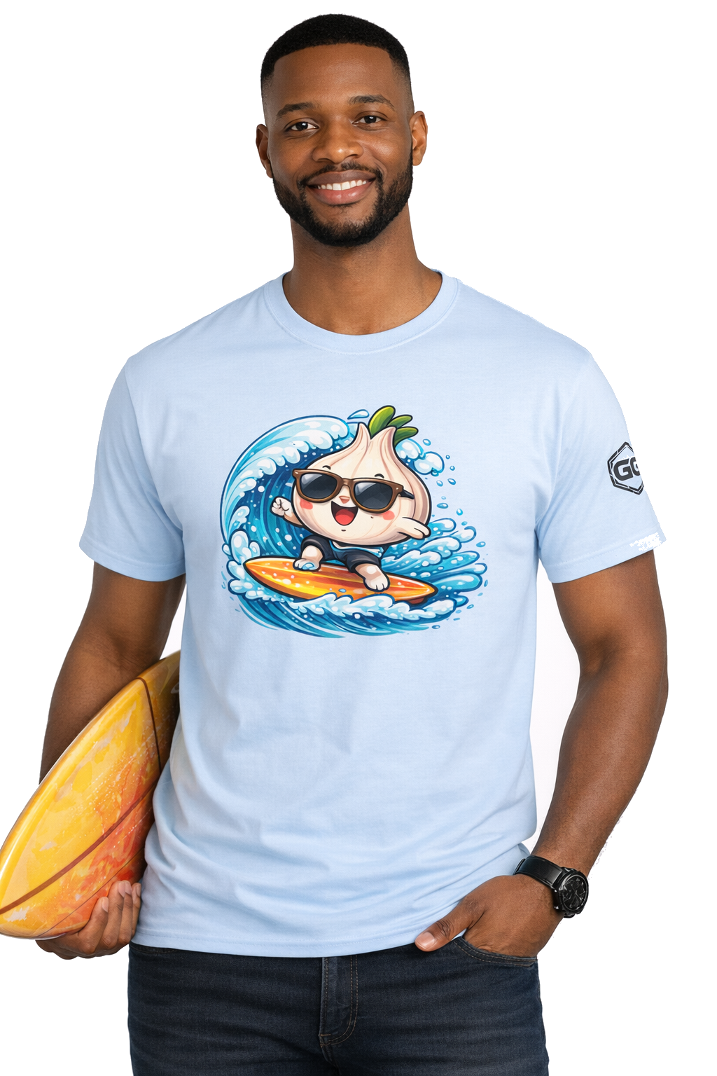 model:7:m | Garlic Surfer T-Shirt – Modelfoto in Hellblau – Mann