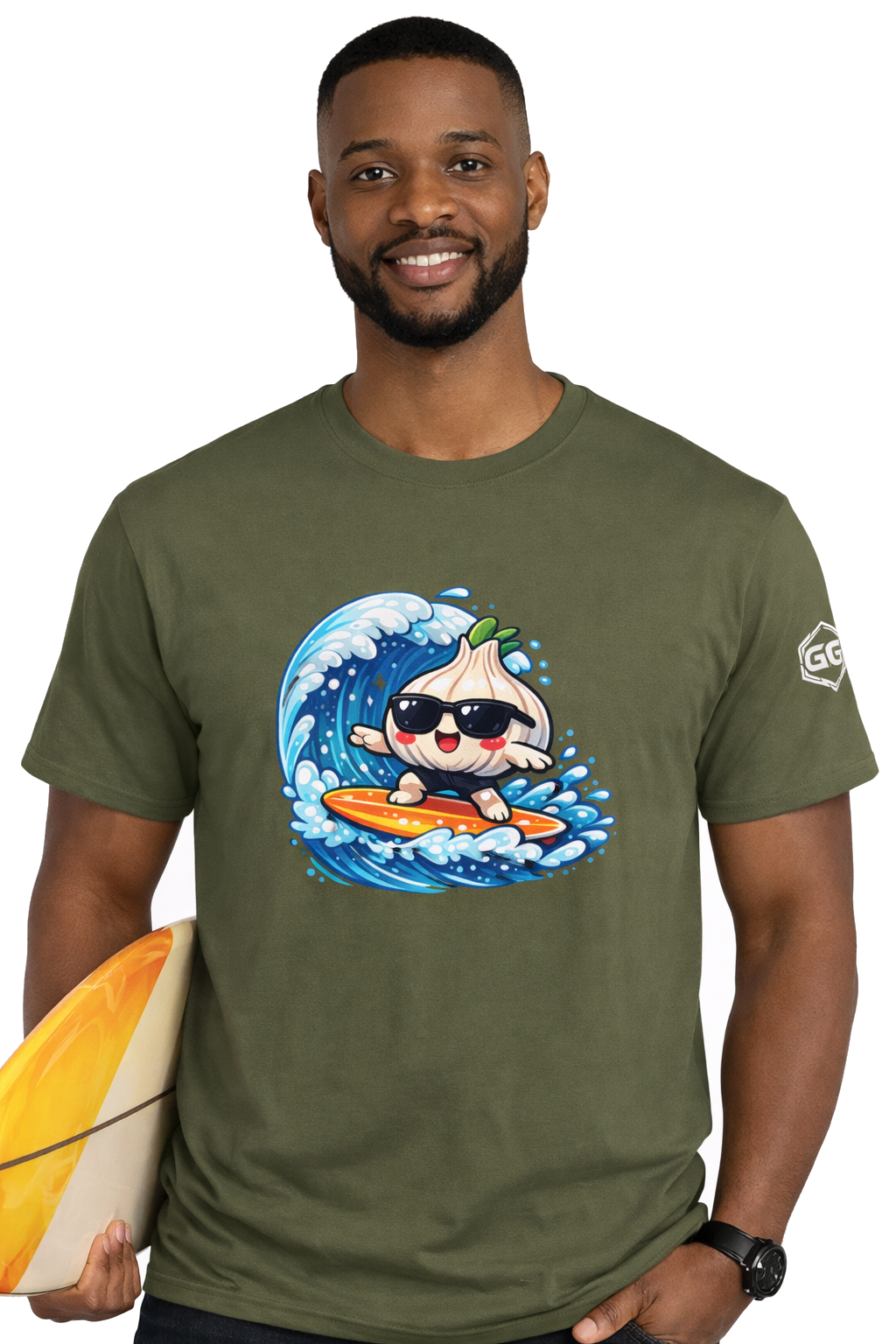 model:5:m | Garlic Surfer T-Shirt – Modelfoto in Militärgrün – Mann