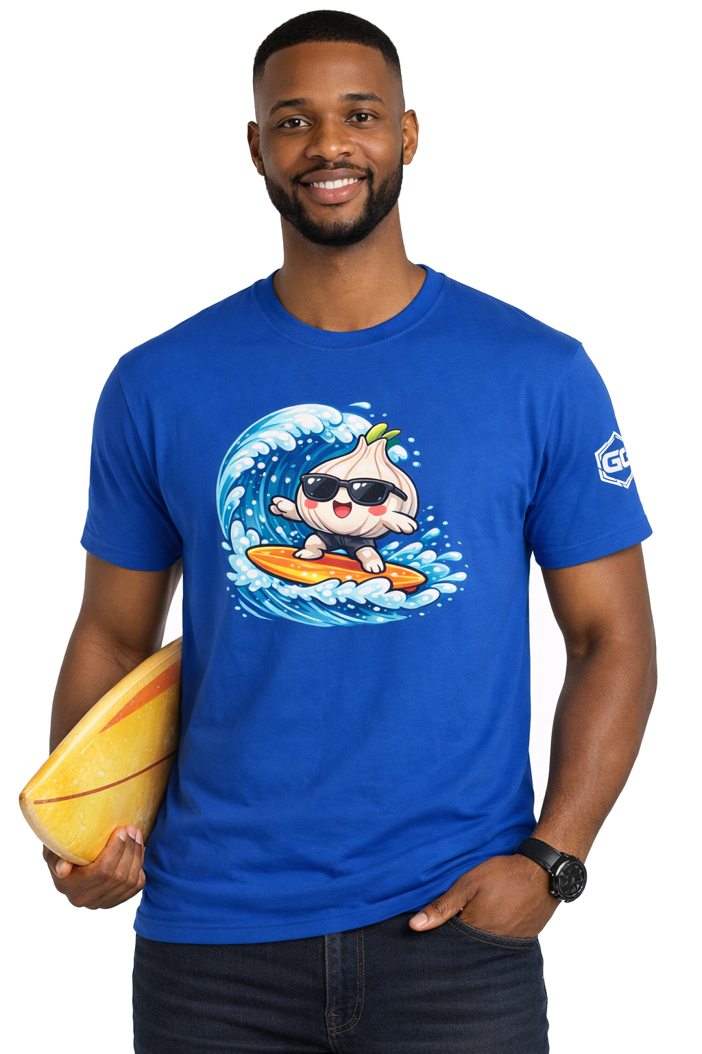 model:8:m | Garlic Surfer T-Shirt – Modelfoto in Royalblau – Mann