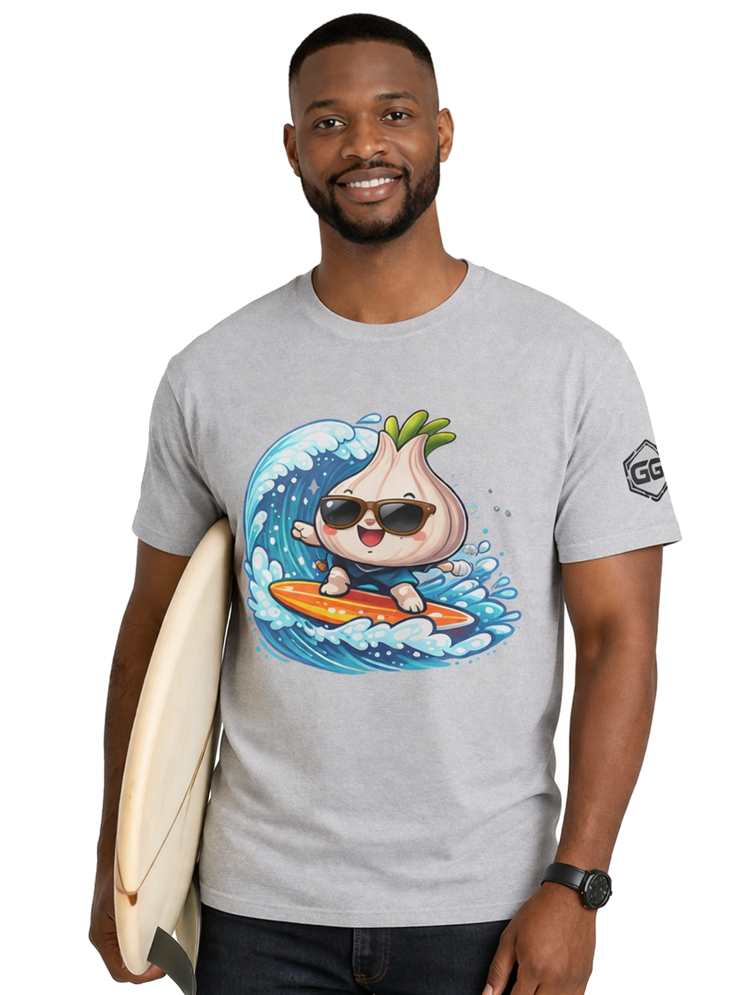 model:2:m | Garlic Surfer T-Shirt – Modelfoto in Sportgrau – Mann