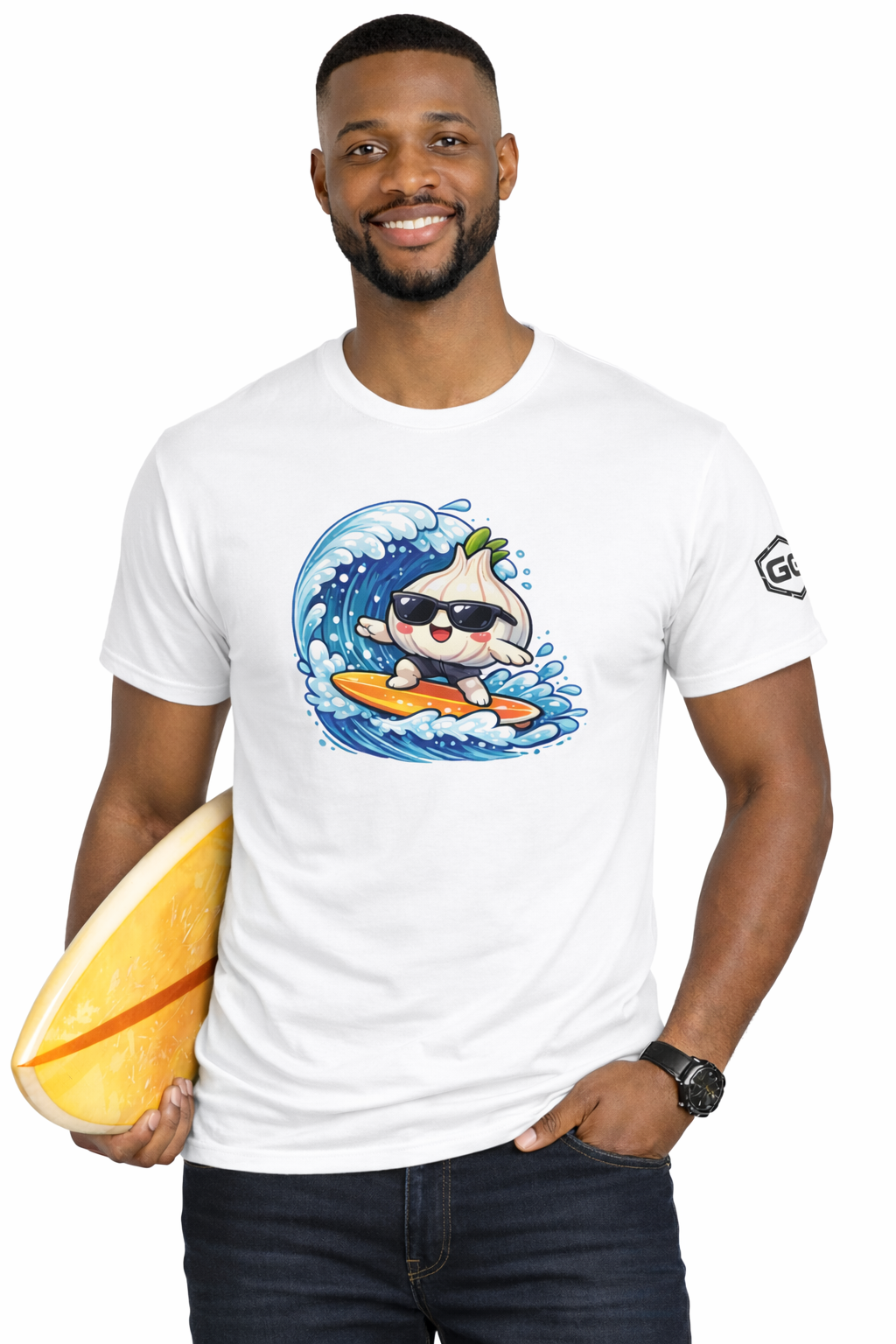 model:0:m | Garlic Surfer T-Shirt – Modelfoto in Weiß – Mann