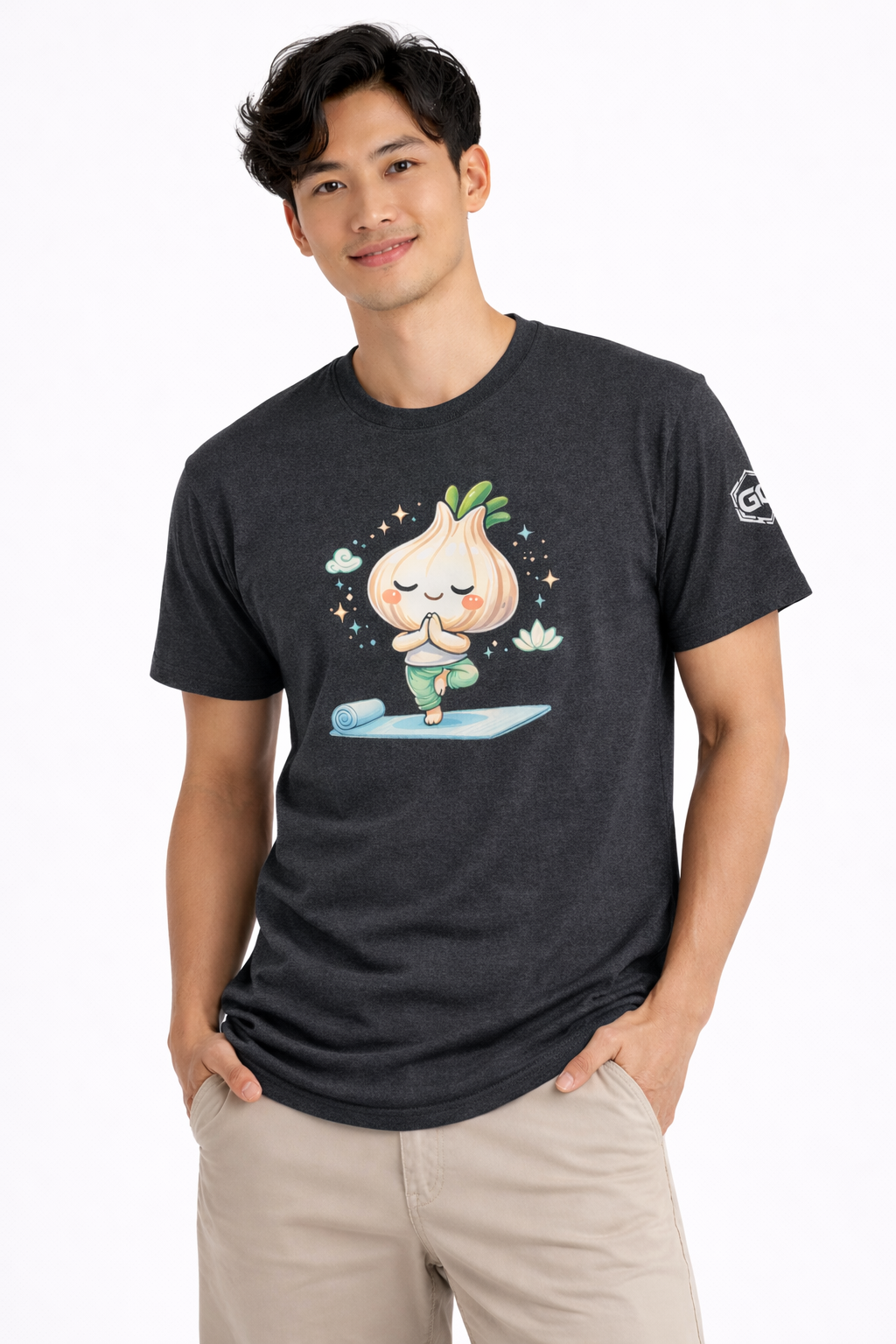 model:6:m | Garlic Yoga T-Shirt – Modelfoto in Dunkelmeliert – Mann