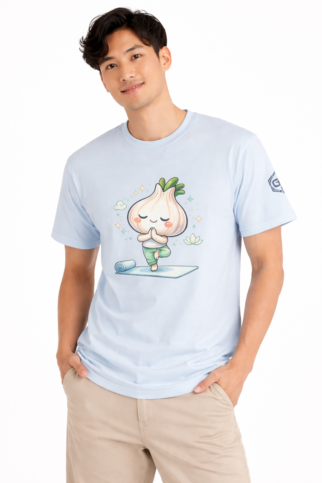 model:7:m | Garlic Yoga T-Shirt – Modelfoto in Hellblau – Mann