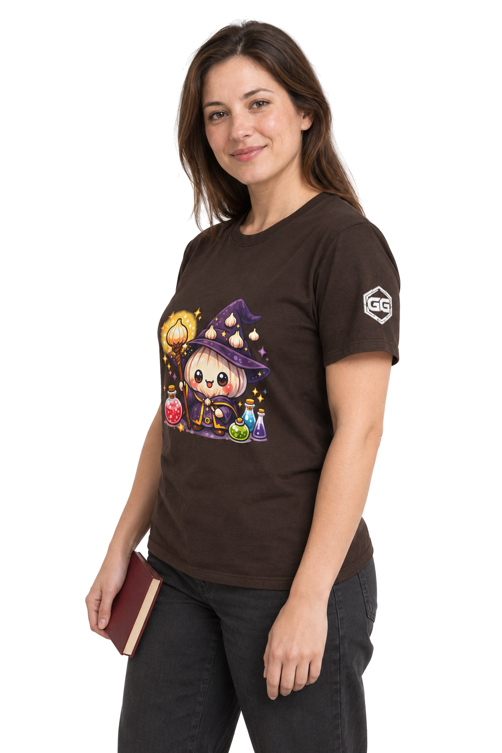 model:3:f | Knoblauch Zauberer T-Shirt – Modelfoto in Dunkelbraun – Frau