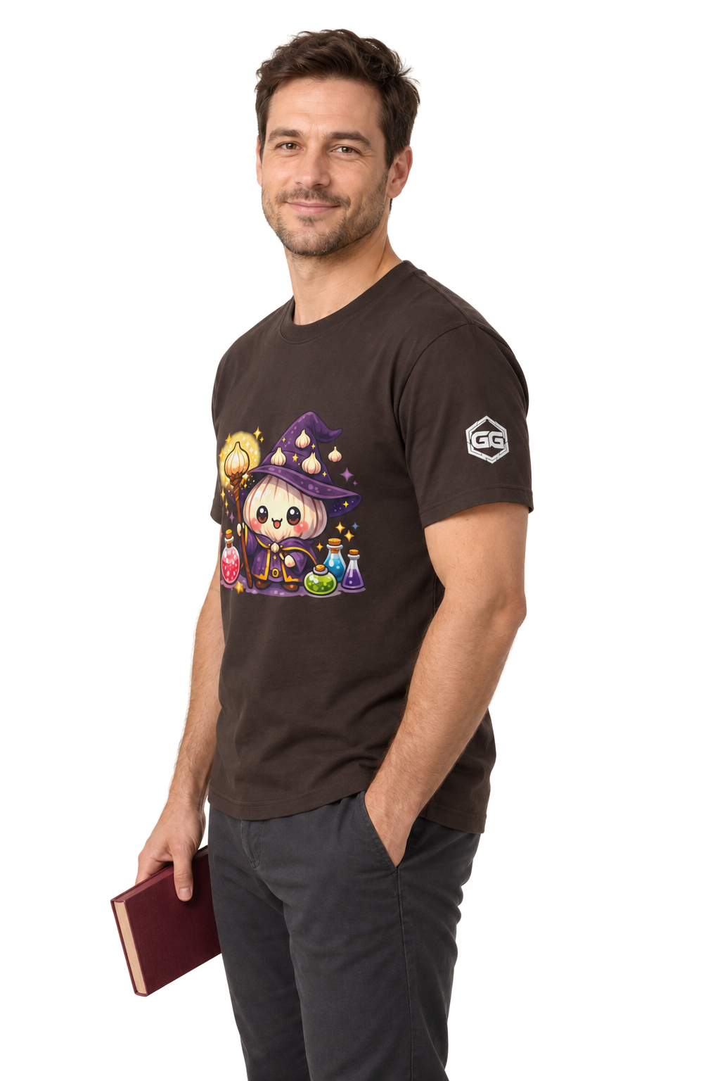 model:3:m | Knoblauch Zauberer T-Shirt – Modelfoto in Dunkelbraun – Mann