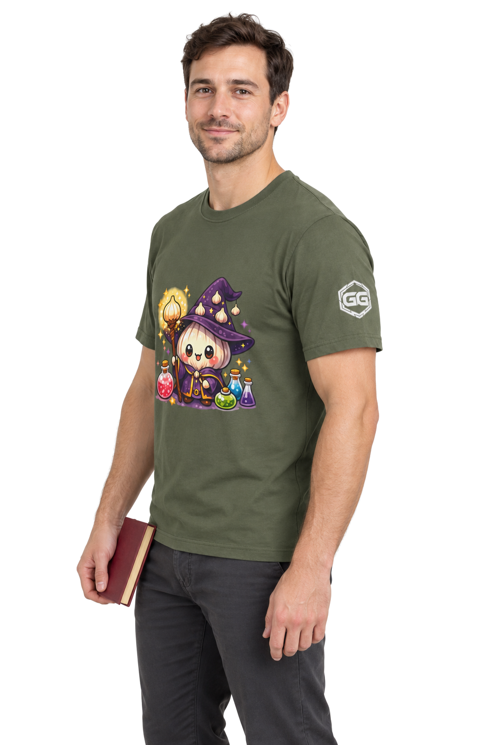 model:5:m | Knoblauch Zauberer T-Shirt – Modelfoto in Militärgrün – Mann